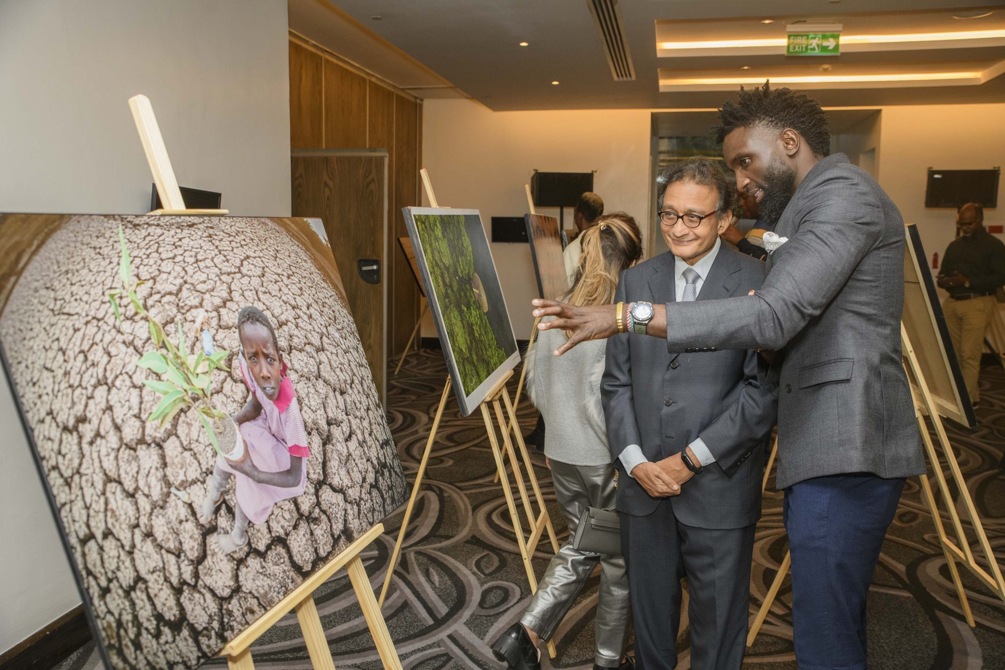 Chairman Anand Pai reviewing a shortlisted print with a photographer.